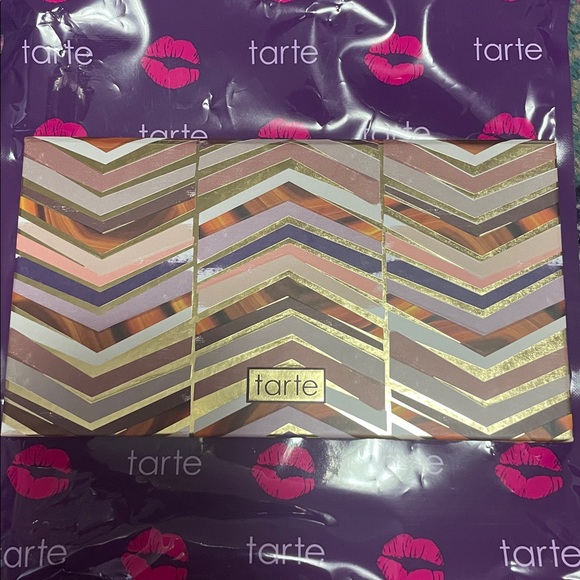 TARTE “CLAY PLAY MUST-HAVE” EYE AND CHEEK PALETTE - Picture 7 of 9